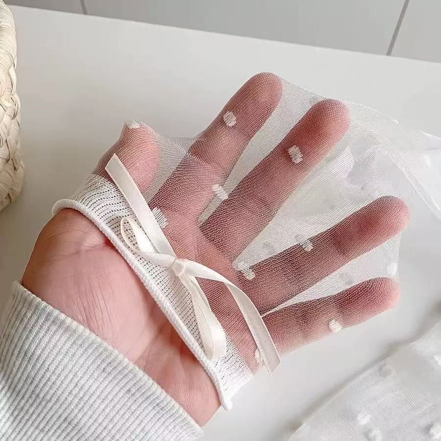 🧦 Officiell butik – Andningsbara strumpor i issilk med prickig design